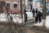В Уральске мужчину убило упавшей с крыши глыбой льда
