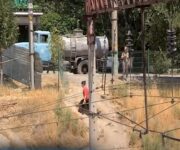 Жители Шымкента требуют обустроить безопасный переход рядом со стройкой