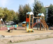 В Экибастузе завершается установка новых детских площадок