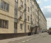 Модернизация жилья: новую краску с фасада павлодарской пятиэтажки смыло первым же дождем
